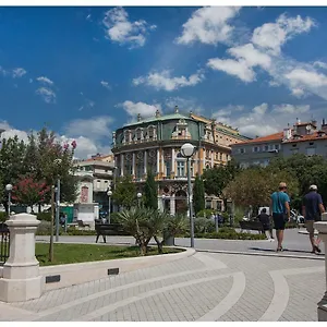 stylish-centre-apartment-theatre-view.primorje-gorskikotar.com/