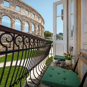 https://amphitheatre-premium-apartment-with-seaview.pula-hotels.org